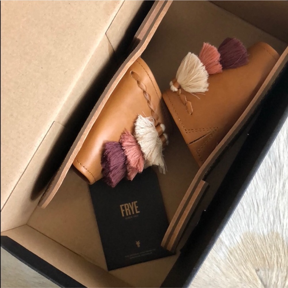 NIB Frye Riley Tassel Slide in Tan - Picture 7 of 7